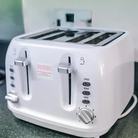 Spacious 3bed In Stretford, Sleeps 6, Parking