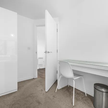 New Listing - Wilmslow Road Haven Sleeps 4 - Perfect For Short & Long Apartment Manchester