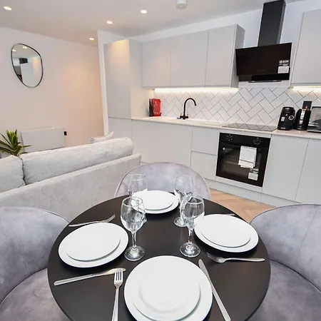 Modern 2 Bed Flat In W Balcony Daire Manchester