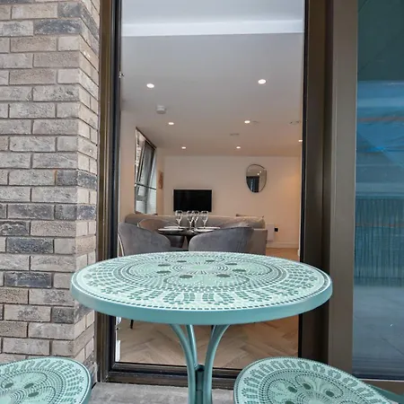 Modern 2 Bed Flat In W Balcony Daire