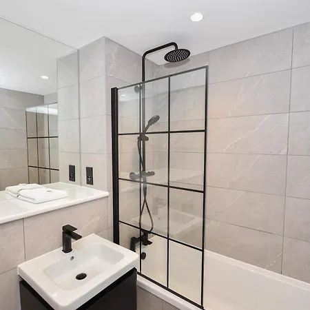 Modern 2 Bed Flat In W Balcony Manchester