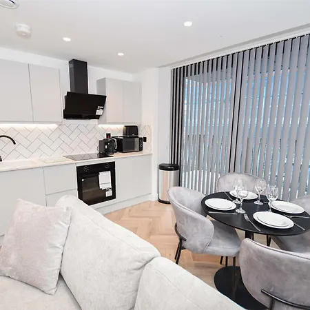 Modern 2 Bed Flat In W Balcony Daire Manchester