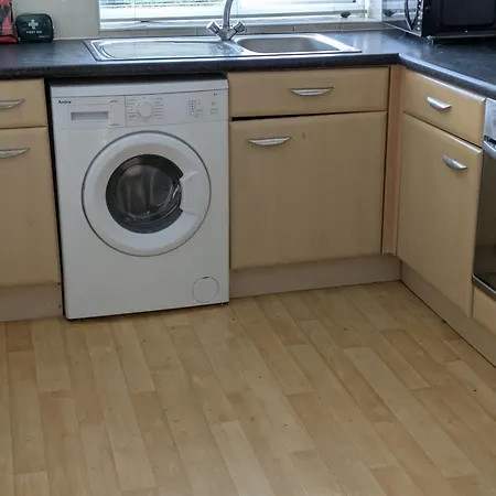 Comfortable And Peaceful 2 Bedroom Flat With Shared Bathroom And Kitchen Close To Airport Manchester