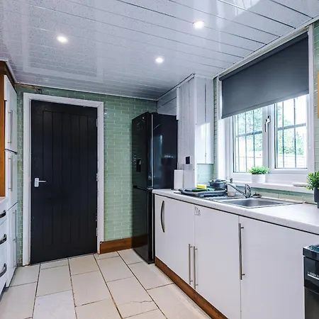 3br Salford Sleeps 7 Kitchen Parking Nyaraló *