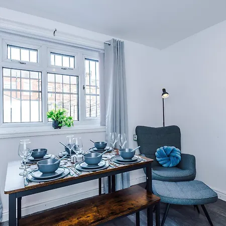 Nyaraló 3br Salford Sleeps 7 Kitchen Parking *