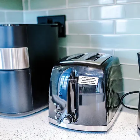 3br Salford Sleeps 7 Kitchen Parking Manchester