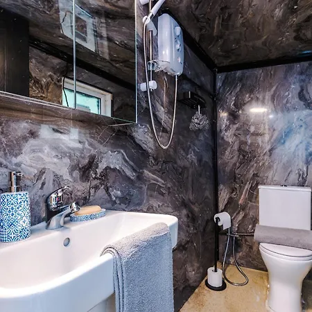 3br Salford Sleeps 7 Kitchen Parking Nyaraló Manchester