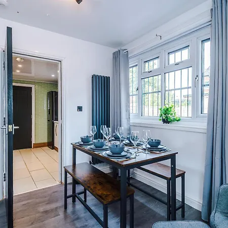 3br Salford Sleeps 7 Kitchen Parking Nyaraló