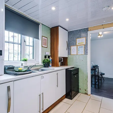 3br Salford Sleeps 7 Kitchen Parking Manchester