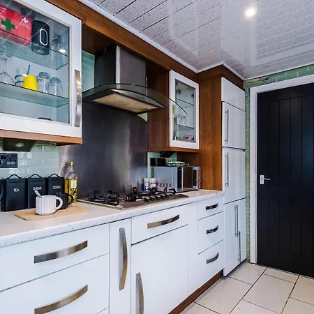 Nyaraló 3br Salford Sleeps 7 Kitchen Parking *