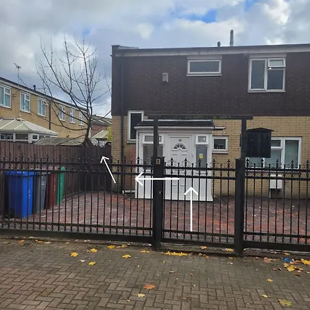 Cosy Newly Built Self-contained Garden Flat *