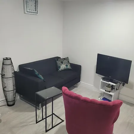 Cosy Newly Built Self-contained Garden Flat Manchester