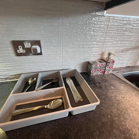 Spacious 2 Bed House In Manchester With Private Parking *