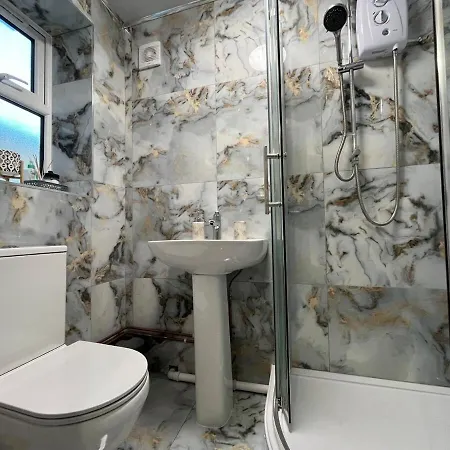 Modern Near Etihad Stadium & C O-op Live * Manchester