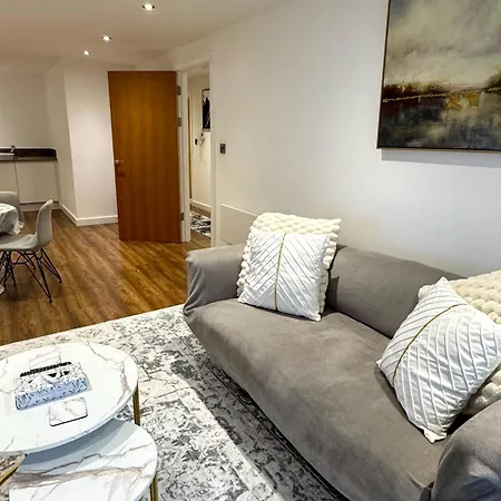 Stylish 2-bed Private Parking 10mins To Centre アパート *