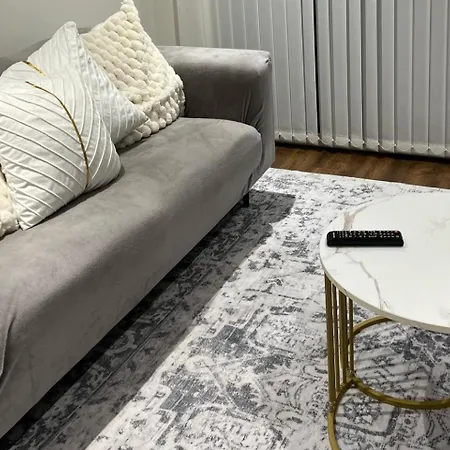Stylish 2-bed Private Parking 10mins To Centre