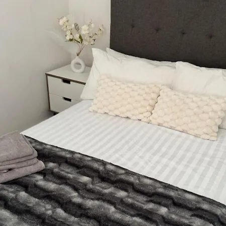 Stylish 2-bed Private Parking 10mins To Centre マンチェスター