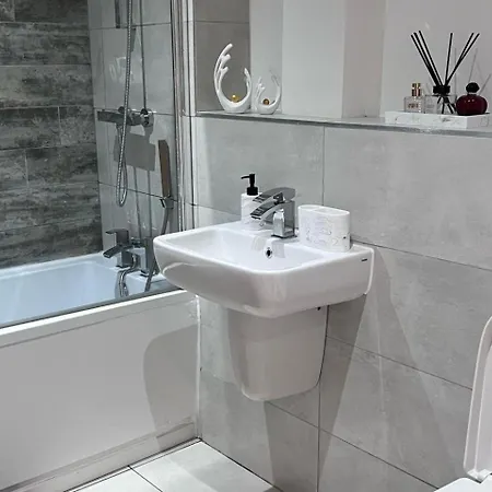 Stylish 2-bed Private Parking 10mins To Centre アパート マンチェスター