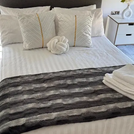 アパート Stylish 2-bed Private Parking 10mins To Centre マンチェスター