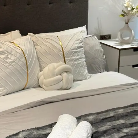 Stylish 2-bed Private Parking 10mins To Centre *