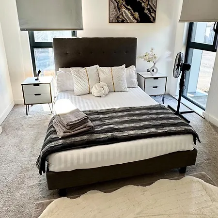 Stylish 2-bed Private Parking 10mins To Centre アパート
