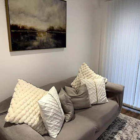 Stylish 2-bed Private Parking 10mins To Centre *