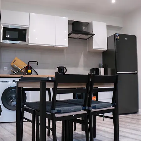 Stunning Modern 2 Bed Apartment, With Parking, Close To Town Manchester