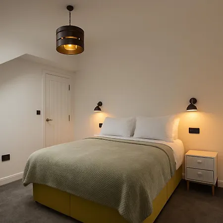 Daire Kehoe's Penthouse Near Etihad Stadium & Coop Live Arena Sleeps 4 *