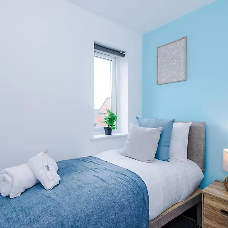 Modern 3 Bedroom - Driveway Parking For 2 Vehicles, Close To Centre