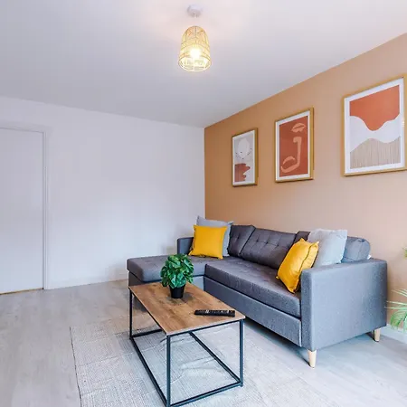 Дом отдыха Modern 3 Bedroom - Driveway Parking For 2 Vehicles, Close To Centre