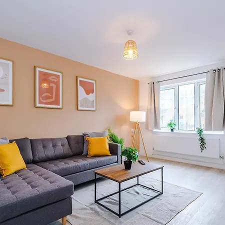 Modern 3 Bedroom - Driveway Parking For 2 Vehicles, Close To Centre Манчестер