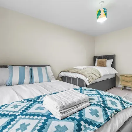 Hébergement de vacances Modern 4 Bedroom Detached House 66cl *