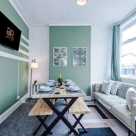 New! Modern 3-bed House, Free Parking, Fast Wi-fi & Easy Access بيت للعطل *