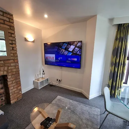 2 Bed Didsbury Flat Sleeps 6 Free Parking Apartment *