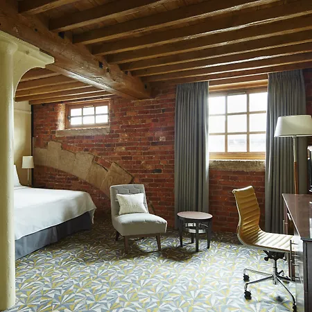 Marriott Victoria & Отель 4*