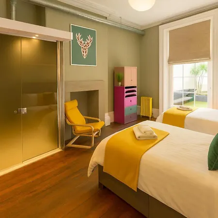 Manchesters Ultimate House - Hot Tub - Sleeps 23! Манчестер