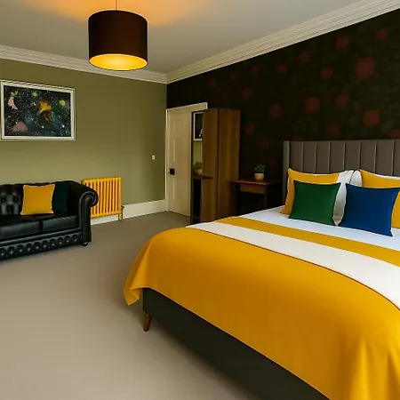 Manchesters Ultimate House - Hot Tub - Sleeps 23! Дом отдыха Манчестер