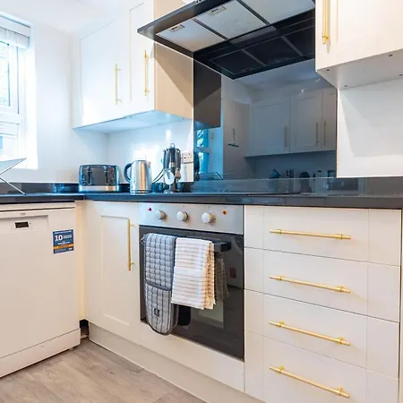 Cheerful 4-bedroom House With Multiple Car Parking Manchester