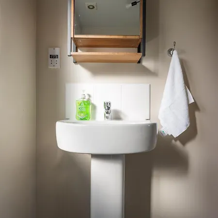 Cheerful 4-bedroom House With Multiple Car Parking Vakantiehuis *