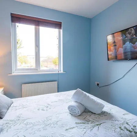 Cheerful 4-bedroom House With Multiple Car Parking Vakantiehuis Manchester