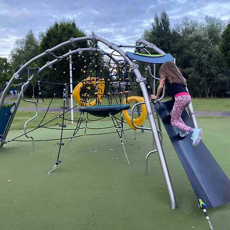 Vakantiehuis Cheerful 4-bedroom House With Multiple Car Parking *