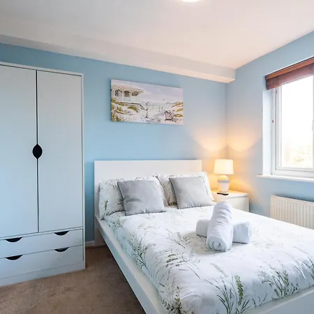 Cheerful 4-bedroom House With Multiple Car Parking *