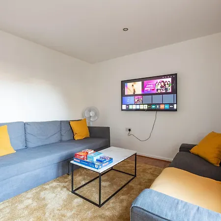 Cheerful 4-bedroom House With Multiple Car Parking Manchester