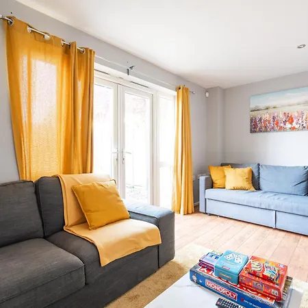 Cheerful 4-bedroom House With Multiple Car Parking Manchester