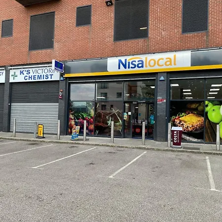 Cheerful 4-bedroom House With Multiple Car Parking Vakantiehuis *