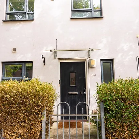 Vakantiehuis Cheerful 4-bedroom House With Multiple Car Parking