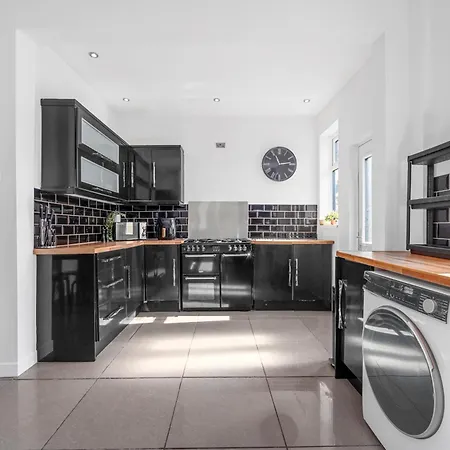 Three Bedroom House By Brookland Serviced Short Lets With Free Wifi Daire Manchester