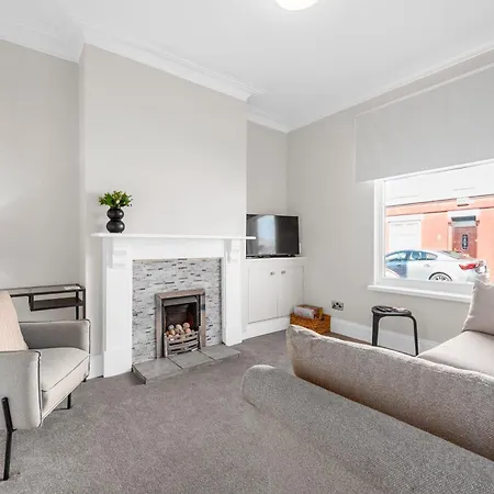 Daire Three Bedroom House By Brookland Serviced Short Lets With Free Wifi Manchester