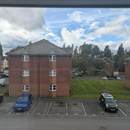 Kwatera prywatna Comfortable And Peaceful 2 Bedroom Flat With Shared Bathroom And Kitchen Close To Airport *