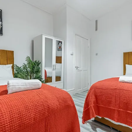 Dom wakacyjny 4 Bedroom House In Eccles, Trafford, - Sleeps 10 - 3 Double Beds - 4 Single Beds - Free Parking, Garden & Fast Fibre Wi-fi - Close To Trafford Centre, Mediacityuk, Salford Quays, And Both Old Trafford Stadiums Manchester